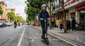 Femme à trottinette électrique en ville équipée d'un casque intégral urbain léger