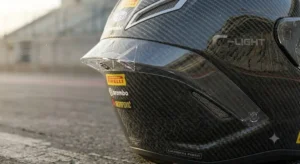 Dettaglio dello spoiler posteriore aerodinamico di un casco integrale racing