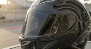Casco integrale racing dotato di visiera fumé con lente antiappannamento Pinlock