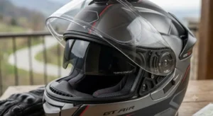 Dettaglio della visiera parasole retrattile e visiera anti-appannamento Pinlock di un casco integrale touring