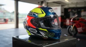 Casco Shoei aerodinamico da pista con grafica sportiva multicolore