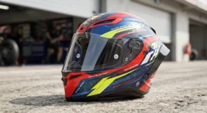 Casque intégral sport au design racing agressif avec décorations graphiques colorées