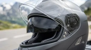 Vue rapprochée d'un casque intégral touring équipé d'un écran solaire rétractable.