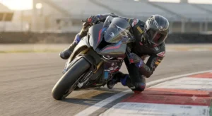 Pilota di motociclismo in piega sul circuito che indossa un casco integrale racing