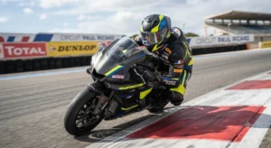 Motard en position aérodynamique portant un casque intégral sport sur circuit