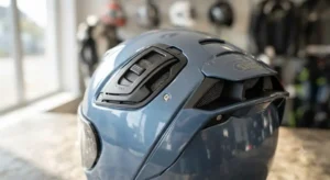 Primo piano delle prese d'aria superiori e posteriori di un casco Shoei