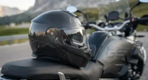 Casco modulare touring in fibra di carbonio appoggiato su una sella da moto