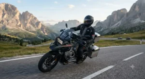 Motociclista con casco modulare touring durante un viaggio in moto tra le curve di montagna