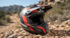 Casco Shark per cross ed enduro con frontino parasole per guida fuoristrada