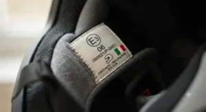 Dettaglio dell'etichetta di omologazione ECE 22.06 all'interno di un casco moto