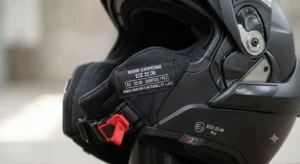 Étiquette de norme ECE 22.06 indiquant la double homologation P/J sur un casque modulable. 