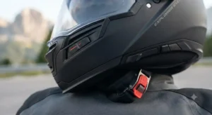 Dettaglio del sistema di ventilazione e chiusura micrometrica di un casco modulare touring