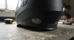 Dettaglio della certificazione di sicurezza ECE su un casco moto economico di qualita