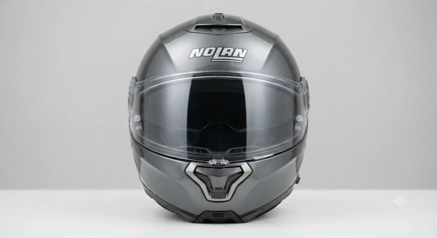 Casco modulare Nolan inquadrato frontalmente su sfondo neutro, design aerodinamico e visiera trasparente
